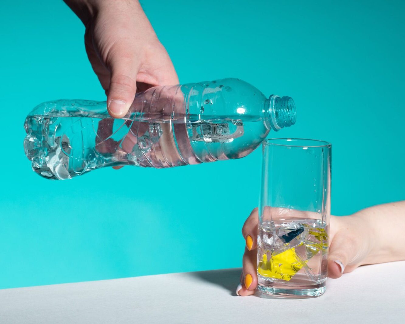 Santé : des microplastiques repérés dans la plupart des eaux minérales en  bouteille